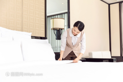 酒店管理之保洁员床铺整理与餐饮管理的高效协作